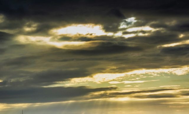 Coucher de soleil, banc à Pleubian @ credit Depositphotos