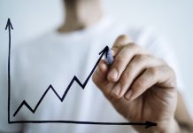 Résultats et perspectives | Covivio, une croissance stratégique dans l’hôtellerie en 2024 et des Perspectives Prometteuses pour 2025 Business growth sale concept. Hand draws a graph of economic profit growth and development