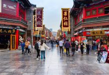 Monde, Perspectives 2025 | Marriott impacté par le ralentissement de la demande intérieure chinoise Shops and restaurants in the Ancient Cultural Street of Tianjin, China