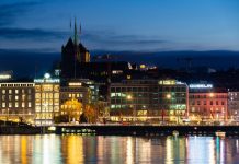Départ, Suisse | Changement de direction au Métropole Genève GENEVA, SWITZERLAND - DECEMBER 30, 2021: Scenic night view of illuminated modern Geneva cityscape as seen from lake in winter