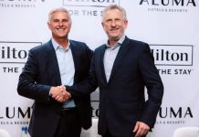 Grèce | À Athènes, Hilton annonce l’ouverture d’ici 2026 de trois hôtels « lifestyle » Signature du contrat Hilton Athens - Chris Nassetta, président et directeur général de Hilton et Lior Raviv, directeur général de la chaîne hôtelière Isrotel