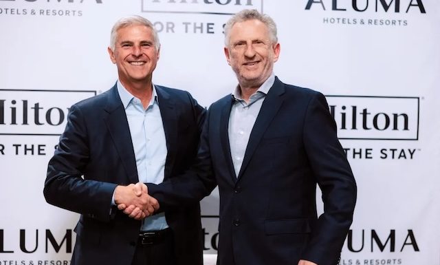 Signature du contrat Hilton Athens - Chris Nassetta, président et directeur général de Hilton et Lior Raviv, directeur général de la chaîne hôtelière Isrotel