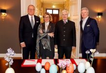 Allemagne, Mars 2025 | À Munich, Kempinski va gérer la Nymphenburg Palace Royal Residence De gauche à droite : Holger Schroth, directeur régional de l'hôtel Vier Jahreszeiten Kempinski München / Kempinski Hotel Berchtesgaden / Kempinski Hotel Das Tirol, Barbara Muckermann, directrice générale du groupe Kempinski Hotels, SAR le Prince Luitpold von Bayern, Anders Thomas, PDG de Porzellan Manufaktur Nymphenburg