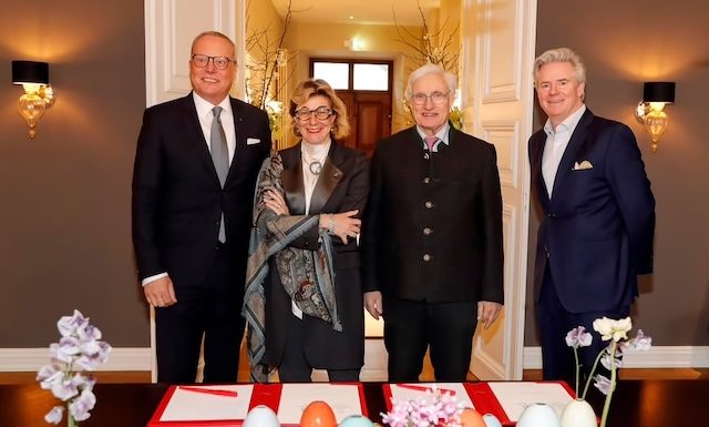 De gauche à droite : Holger Schroth, directeur régional de l'hôtel Vier Jahreszeiten Kempinski München / Kempinski Hotel Berchtesgaden / Kempinski Hotel Das Tirol, Barbara Muckermann, directrice générale du groupe Kempinski Hotels, SAR le Prince Luitpold von Bayern, Anders Thomas, PDG de Porzellan Manufaktur Nymphenburg