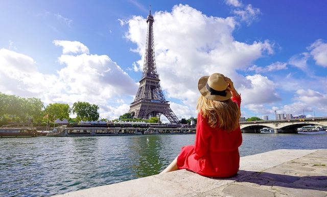 Touriste sur les quais de Seine à Paris