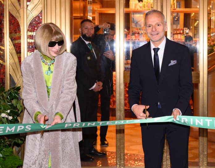 Ouverture, USA | Le Printemps s’installe à New York : une expérience immersive entre Paris et Manhattan C’est officiel ! Le Printemps inaugure son premier magasin à New York aux Etats Unis, en présence d’#AnnaWintour, Global Editorial Director de Vogue et Chief Content Officer de Condé Nast, et Jean-Marc Bellaiche, Président du groupe Printemps @ credit Printemps