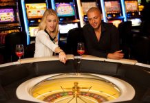 Éclairage | Hôtellerie vs Casinos, le Groupe Barrière sur le fil stratégique Young couple playing roulette in casino betting and winning