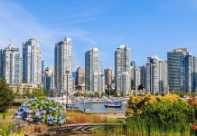 Canada | À la traîne, Vancouver souhaite relancer le développement hôtelier : une nouvelle politique pour dynamiser l’offre et attirer les grands événements View on Downtown Vancouver from False Creek.