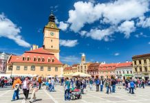 Roumanie, Ouvertures | Quatre nouveaux projets pour Radisson Hotel Group en Roumanie BRASOV, ROMANIA - 27 APRIL 2014: Scenery with tourists walking in Main Square, landmark with Council House in medieval center of Brasov, Transylvania, Romania.