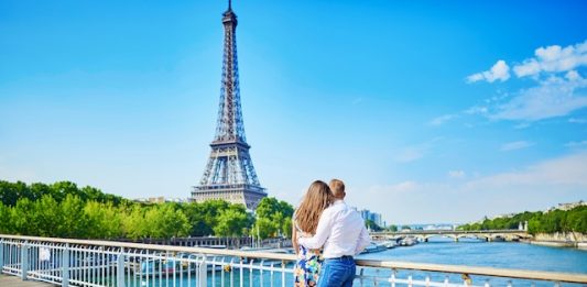 Été 2025 | L’Europe attire toujours plus de voyageurs américains Touristes à Paris