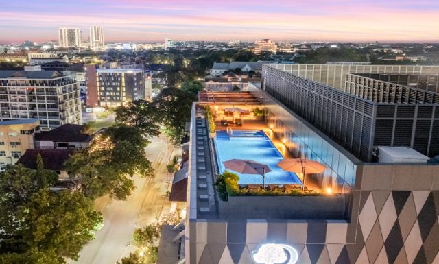 DoubleTree-by-Hilton-Vientiane-Rooftop-Bar-and-Swimming-Pool - Moyenne