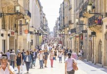 Conversion, Bordeaux | Honotel va transformer un ancien central téléphonique des années 30 en hôtel Bordeaux, France - June 14, 2017: People walk on Rue Sainte-Catherine in center of Bordeaux city. The Rue Sainte-Catherine, a 1.2 km long pedestrian street, is the main shopping street in Bordeaux