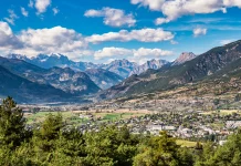 Tribunal Administratif, Hautes-Alpes | À Risoul, la justice suspend un projet hôtelier controversé en pleine forêt Risoul @ credit Depositphotos