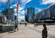 Perspectives | Forvis Mazars (3200 salariés) quitte La Défense, encore un coup dur pour la restauration d’affaires et l’hôtellerie du « premier » quartier d’affaires européen Paris, France - September 12, 2022 Cityscape and architecture of La Defense, a business district located in Greater Paris, skyscrapers surround the famous arch in the center of the esplanade