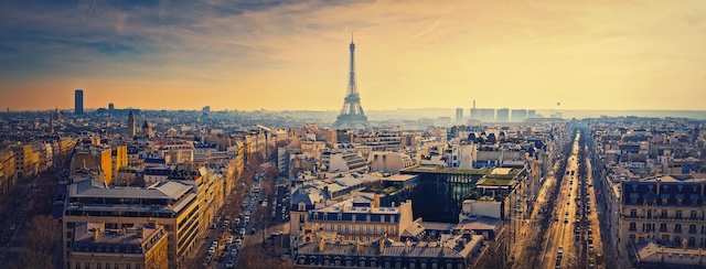 Deals | EXTENDAM cède neuf hôtels parisiens représentant 381 chambres au premier semestre 2026 Smog over Paris city, France. Foggy sunset view to the Eiffel @ credit Depositphotos