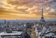 Morgan Stanley Real Estate Investing et QuinSpark annoncent la vente de l’hôtel Pullman Paris Tour Eiffel Paris, beautiful Haussmann facades and roofs in a luxury area of the capital, view from the triumph arch, with the Eiffel Tower