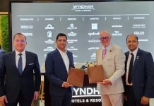 Ouverture, Gambie | Ramada by Wyndham s’installe à Banjul, premier resort international du pays ! Abdul Melhem, Director Franchise Operations MEA ; Manish Tilokani, Chairman of MP Trading Group ; Dimitris Manikis President EMEA ; Govind Mundra, Head of Development ME@ credit Wyndham