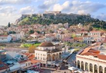 Ouverture 2027, Grèce | Ruby Hotels s’installe à Athènes et importe le ‘Lean Luxury*’ en Grèce skyline-of-athenth-with-acropolis-hill-Premier hôtel Ruby en Grèce @ credit Ruby