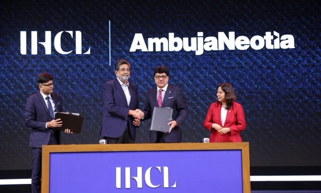 Cérémonie de signature entre Harshavardhan Neotia et Puneet Chhatwal @ credit IHCL