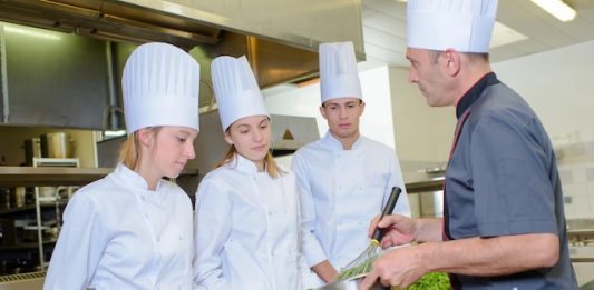 Social, HCR France | Les salaires des apprentis revalorisés à compter du 1er août 2025 Apprentissage, rémunération @ credit Depositphotos