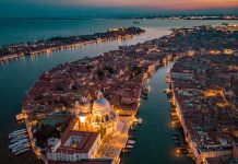 Ouverture 2027, Italie | Only YOU Hotels (Palladium) arrive à Venise : un projet lifestyle 5 étoiles en plein cœur de San Marco Venice from above with drone, Aerial drone photo of iconic and unique Saint Mark's square or Piazza San Marco featuring Doge's Palace, Basilica and Campanile, Venice, Italy. Europe