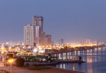 Ouverture 2028, EAU | Ras Al Khaimah va accueillir « Hard Rock Hotel & Residences » : entre glamour, musique et lifestyle Corniche de Ras al-Khaimah illuminée au crépuscule @ creditDepositphotos