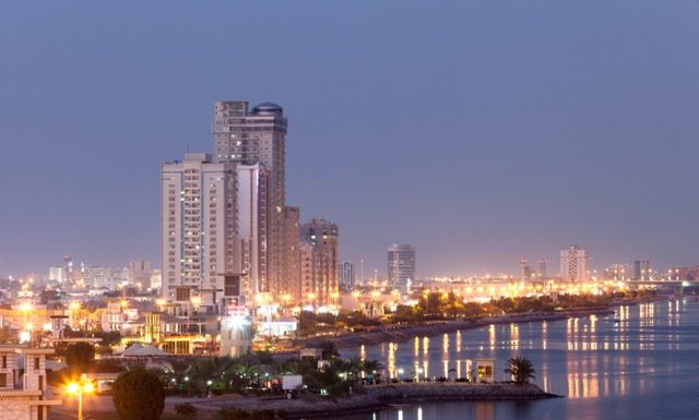 Corniche de Ras al-Khaimah illuminée au crépuscule @ creditDepositphotos