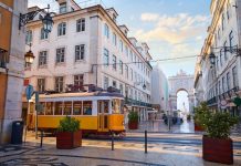 Monde | ✨ Preferred Hotels & Resorts enrichit son portefeuille mondial avec 18 nouvelles adresses de prestige Lisbon, Portugal. Yellow touristic retro tram. Triumphal Arch of Rua Augusta near Praca do Comercio (Commercial Square. Sunny day in famous tourist place Lisboa