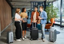 MICE | Hébergement de groupe : Kactus lance une offre clé en main pour les entreprises Collègues à l'arrivée pour une séminaire dans un hôtel