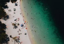 Gestion, Australie | 1834 Hotels reprend la gestion des resorts emblématiques sur l’île de K’gari Aerial Drone shot Lake McKenzie, Fraser Island also called kgari, Queensland QLD, Australia