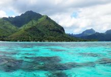 Polynésie | La Brasserie de Tahiti accélère dans l’hôtellerie de luxe ! View of Moorea from the lagoon, French Polynesia.