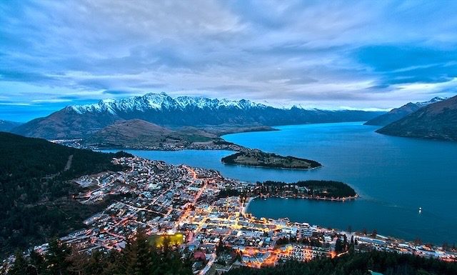 Par Lawrence Murray from Perth, Australia — Queenstown from Bob's Peak, CC BY 2.0, https://commons.wikimedia.org/w/index.php?curid=37661081