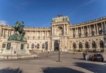 Ouverture 12 2015, Autriche | Miiro s’installe à Vienne avec l’ouverture du Palais Rudolf Vienne, Autriche - 24 août 2024 : Célèbre palais des Hofburg sur la place Saint-Michel (Michaelerplatz) à Vienne, Autriche@ credit Depositphotos