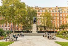 Ouverture, Londres | 🏛️ À Mayfair, The Chancery Rosewood, icône architecturale de Grosvenor Square, renaît London October 2018. A view of the Roosevelt statue in Grosvsnor Square in London.