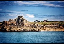 Insolite, Côtes-d’Armor | Sur l’île de Bréhat, une vente hôtelière inédite ! Capture the breathtaking beauty of the Island of Brehat, Cotes d'Armor, France, with this stunning summer seascape@ credit Depositphotos.com