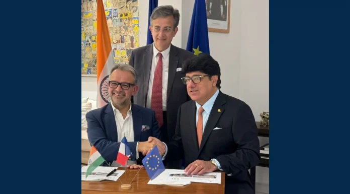 Cérémonie de signature : Vincenzo Vinzi, President - ESSEC Business School ESSEC Business School, Puneet Chhatwal, CEO IHCL