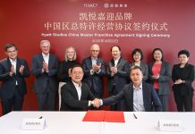 Chine | Hyatt et Homeinns Hotel Group annoncent un accord pour développer la marque Hyatt Studios en Chine Cérémonie de signature Hyatt et Homeinns @ credit Hyatt
