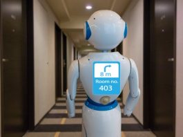 Robotisation | Quand la protection des femmes de chambre accélère la robotisation des hôtels Robot de service @ credit Depositphotos.com