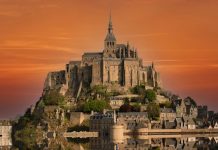 Bretagne | La Mère Poulard cède sa biscuiterie pour se recentrer sur le tourisme clouds over Mont saint Michel abbey, normandy, france