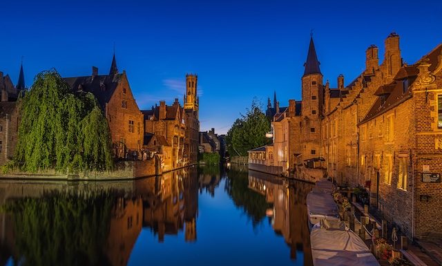 Bruges le soir à l'heure bleue. Le canal Rosary Quay dans le centre historique @Depositphotos.com