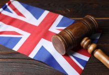 UK, Justice | Macdonald Hotels plombé par les coûts juridiques après sa défaite face à la Bank of Scotland Judge's gavel and flag of United Kingdom on wooden table, closeup