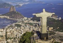 Tourisme | 🇧🇷 Le Brésil bat un record historique avec plus de 7 millions de touristes étrangers en 2025 Rio de Janeiro, Brazil : Aerial view of Christ and Botafogo Bay from high angle