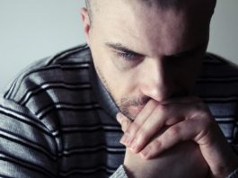 Ressources Humaines | HCR Bien-Être : un filet de sécurité renforcé pour les salariés des Hôtels, Cafés et Restaurants Homme confronté à des difficultés personnelles @ credit Depositphotos