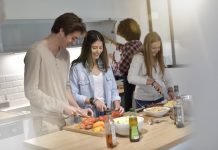 Coliving | La Mairie de Paris adopte une délibération « Zéro Coliving » Flatmates cooking together at home @ credit Depositphotos.com