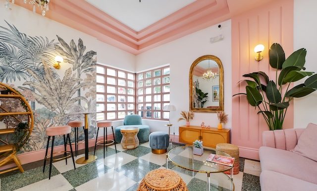 Namron Hospitality ouvre Le Particulier Miami, hôtel boutique Art déco de 54 chambres, marquant l’arrivée du groupe mexicain aux États-Unis.