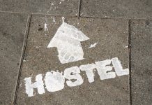 Hostels, Assets | Nexhos reprend SLO et accélère son déploiement national dans l’hôtellerie hybride hostel sign with arrow showing direction