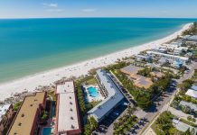 USA, Branding | LUMARA Resorts lance une nouvelle marque lifestyle dédiée à la renaissance des hôtels indépendants Aerial View Anna Maria Beach Resort @ credit Lumara Resorts