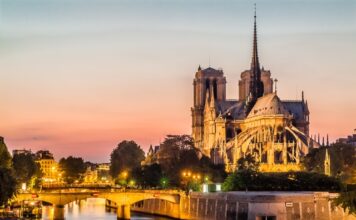 Stratégie, France | Esprit de France accélère dans la gestion hôtelière pour compte de tiers, porté par un premier semestre en croissance Notre-Dame de Paris by night and the seine river France in the city of Paris in france