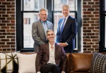 🇺🇸 USA | Daniel del Olmo nommé Président et CEO de Sage Hospitality Group Daniel del Olmo entouré de Walter Isenberg et Zack Neumeyer