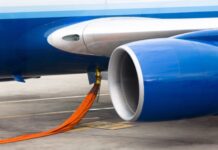 Et si le Moyen-Orient coupait le kérosène ? Le scénario qui fait trembler l’aérien et l’hôtellerie Orange hose ready to refill kerosene gas in to tanks of a jet plane.